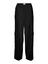 Pantalón wide leg de tiro medio color negro, con bolsillos cargo.