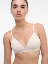 Bralette negro con breteles finos y corte triangular.