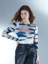 Body negro de mangas largas con estampado abstracto en tonos azul y beige.