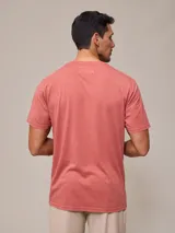 Remera celeste de algodón con cuello redondo y bolsillo en el pecho.