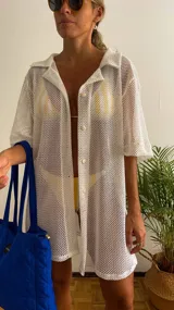 Camisa de malla blanca, ligera y transpirable, con diseño de botones y mangas cortas.