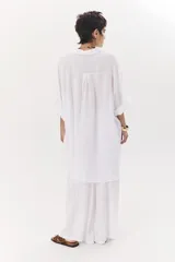 Camisa color beige de lino, de corte amplio, con cuello clásico y mangas 3/4.