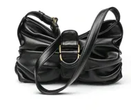 Bolso de hombro marrón de cuero sintético con frunces y hebilla dorada.