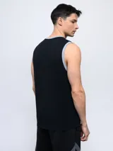 Musculosa gris con cuello y sisas ribeteadas en rojo. Logo de Umbro bordado en el pecho.