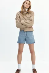 Short de jean de tiro alto con estampado de rayas verticales blancas y azules.