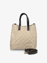 Cartera de cuero color beige con textura en relieve, asa corta y correa larga desmontable. Incluye un mini neceser desmontable en su interior.