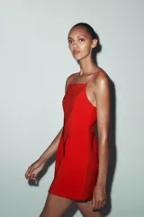 Vestido corto rojo de escote cuadrado con tirantes finos ajustables, detalle de pliegues en delantero y espalda, forro interior y cierre en espalda con cremallera oculta en costura.