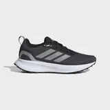 Championes de running Adidas Runfalcon 5 TR, color negro con tres franjas laterales plateadas reflectantes. Posee mediasuela Cloudfoam blanca y suela exterior Adiwear negra con tacos para agarre en terrenos irregulares.