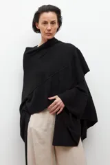 Capa negra tejida con volados.