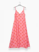 Vestido largo hasta el tobillo de viscosa y poliamida, con estampado de rayas verticales rosas y flores rojas. Tiene breteles finos, escote en V profundo y detalle de flor Polonio en cobre.