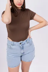 Body blanco de mangas cortas y cuello redondo.