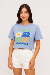 Remera cropped celeste de algodón, con cuello redondo y estampado con motivos playeros.
