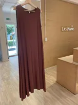 Vestido largo marrón de morley y viscosa, de corte amplio y sin mangas.