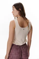 Musculosa marrón de algodón con cuello redondo y ribete plateado.