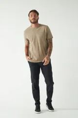 Remera negra de algodón con logo de la marca en el pecho.