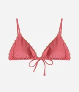 Top de bikini triangular fruncido color rosado, confeccionado en microfibra brillante. Tiene breteles ajustables y contorno de mini abalorios de madera.