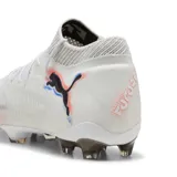 Championes de fútbol Puma Future 8 Ultimate FG, color blanco con detalles en naranja y negro.