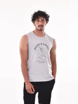 Musculosa negra con estampado de un esqueleto surfeando y la frase "Sure is a way to be free".