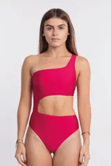 Malla enteriza fucsia de un hombro con abertura en la cintura.