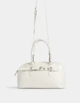Cartera bowling color blanco crudo de cuerina, con doble asa corta de mano, cierre superior y asa larga regulable y desmontable.