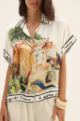 Camisa de seda con estampado de paisaje, cuello clásico, manga corta y corte recto.