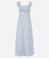 Vestido midi con estampado floral celeste y blanco, breteles anchos con volados, escote cuadrado y corte recto.