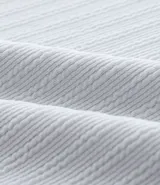 Remera de manga corta, cuello redondo y calce ajustado (slim fit), color gris claro, con textura acanalada vertical.