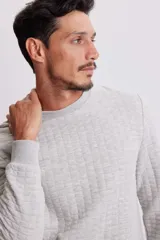 Buzo gris melange de corte clásico con textura capitoneada.
