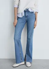 Pantalón de jean azul de corte recto, tiro medio, con cinco bolsillos, trabillas y aberturas en el bajo.