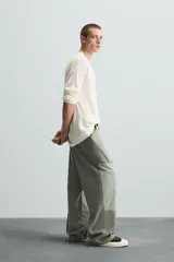 Pantalón de jean color verde con diseño de bloques de color en diferentes tonos de verde, corte amplio, tiro alto, cinco bolsillos y presilla para herramientas en la pierna.