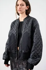 Campera bomber negra con cuello, puños y cintura acanalados. Presenta cierre frontal y bolsillos laterales. En la espalda tiene bordada la palabra "Bestia" en letras góticas blancas.