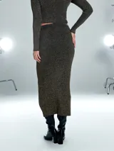 Falda midi de punto color marrón con lurex dorado y abertura lateral.