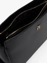 Cartera satchel negra de Tommy Hilfiger con acabado granulado, cierre de cremallera, asa superior, correa extraíble ajustable, bolsillo interior con cremallera e insignia del monograma TH en la parte delantera.