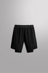 Shorts de running negros confeccionados en tejido técnico ligero y elástico, con malla interior, cintura elástica ajustable con cordón, bolsillo trasero con cierre y perforaciones en las perneras.