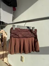 Minifalda marrón con cintura alta de encaje y falda de doble capa con volantes.