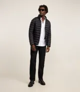 Campera puffer ultraligera color beige, con cuello alto, cierre por cremallera y bolsillos con cremallera. Incluye bolso de almacenamiento.