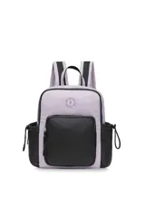 Mochila de poliéster color verde claro con detalles en negro y beige. Tiene un bolsillo frontal con cierre, dos bolsillos laterales y correas ajustables.