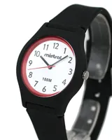 Reloj Mistral deportivo con correa de silicona negra, esfera blanca con números negros y borde rojo.
