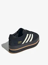 Zapatillas negras de diseño retro con plataforma alta, parte superior de cuero suave y detalles de gamuza.