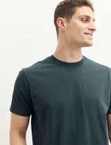Remera de manga corta color petróleo, de corte recto y cuello redondo.