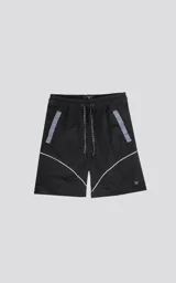 Bermuda negra con recortes blancos y grises, calce oversize, textil liviano, elástico en la cintura, cordón de ajuste, bolsillos delanteros y traseros.