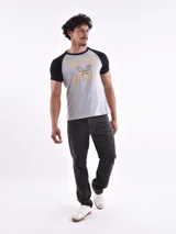 Remera gris con mangas raglán negras y estampado frontal con texto "California Westcoast" y raquetas de tenis.