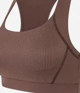 Top deportivo color borgoña con textura acanalada, escote redondo y breteles medianos.