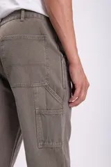 Pantalón de trabajo color gris topo, de corte recto y tiro medio, con múltiples bolsillos y presilla lateral para herramientas.