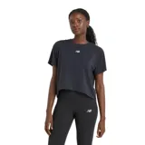 Remera deportiva New Balance Drapey Relaxed, color negro, de corte holgado y largo irregular. Presenta logo de la marca en el pecho y en la pierna del legging.