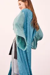 Kimono largo color celeste con estampado de textura y ribete negro.