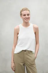 Musculosa blanca de lino con cuello redondo y sisas amplias.