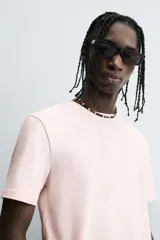 Camiseta slim fit de manga corta y cuello redondo, confeccionada en tejido de algodón con elasticidad.