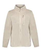 Campera micropolar color beige, de corte recto, con cuello alto y cierre frontal completo. Tiene un bolsillo vertical con cierre en el pecho y dos bolsillos laterales con cierre.