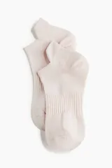 Pack de tres pares de medias deportivas color rosa claro, de corte bajo, confeccionadas en tejido funcional DryMove™ que absorbe la humedad. Cuentan con secciones de ventilación en malla, soporte de arco y secciones reforzadas en punta y talón.